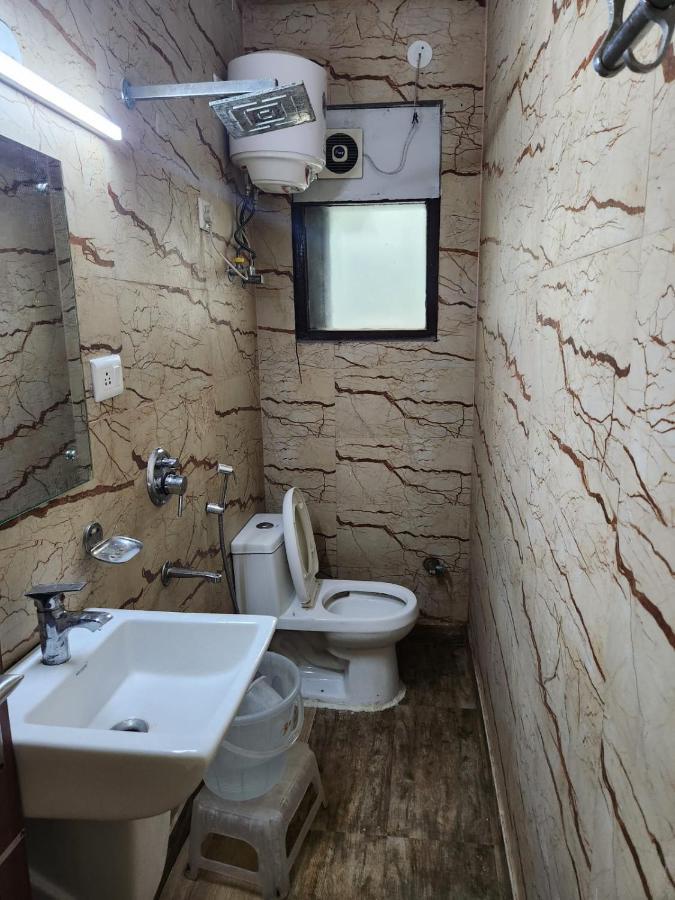 Hotel Cozy Cave Nueva Delhi Exterior foto