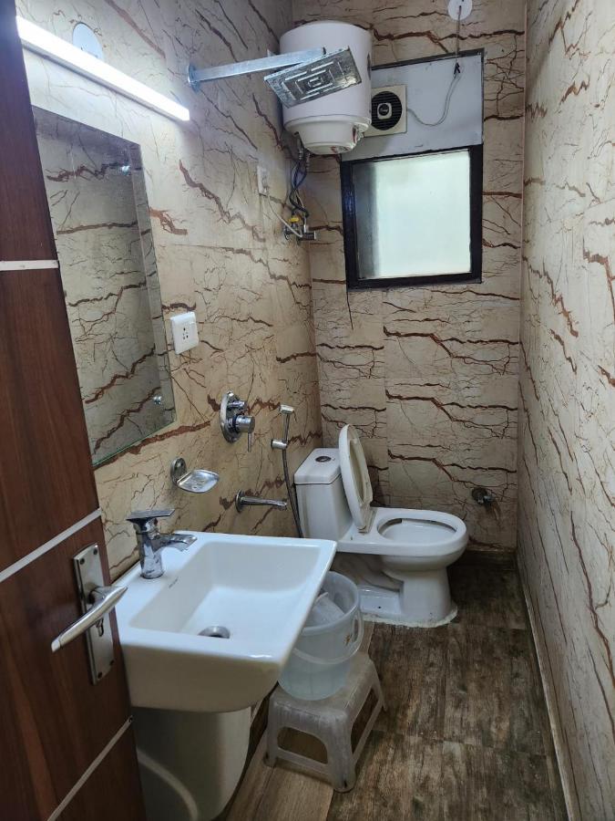 Hotel Cozy Cave Nueva Delhi Exterior foto