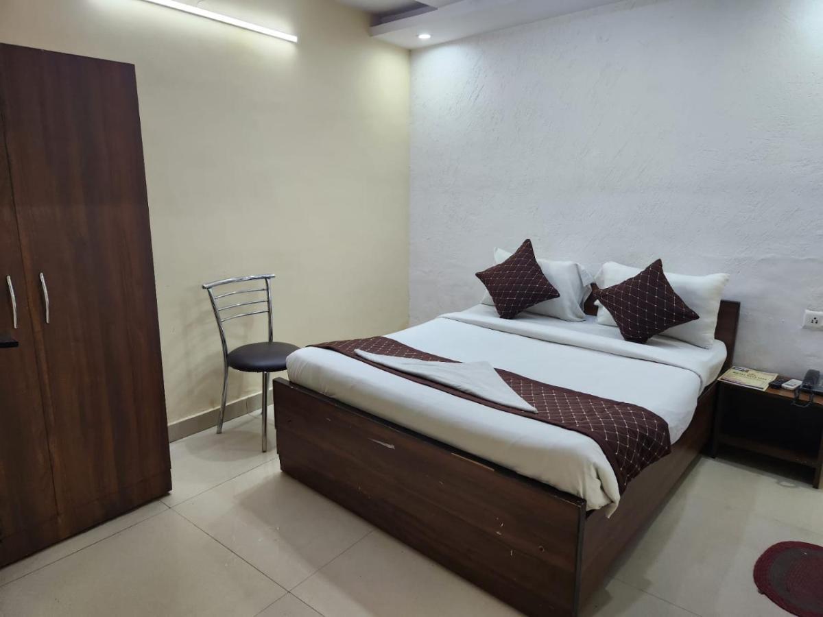 Hotel Cozy Cave Nueva Delhi Exterior foto